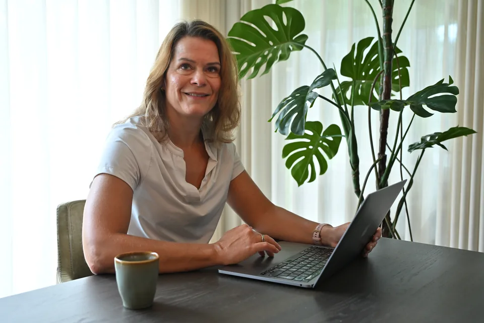 Jannie Hopman aan het werk met haar laptop